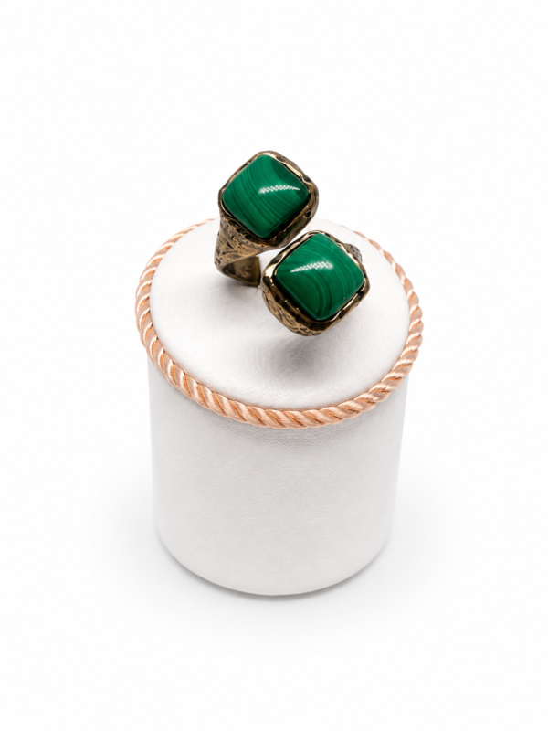 cc7581e6-82f4-4f04-a5af-65cd17df399e (1) Anello contrariè Alcozer con malachite